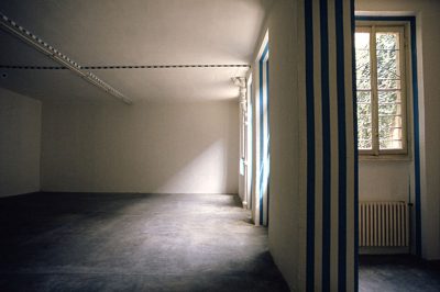 Daniel Buren, Ritagliare, 1976. Photo credit: Roberto Masotti