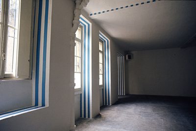Daniel Buren, Ritagliare, 1976. Photo credit: Roberto Masotti