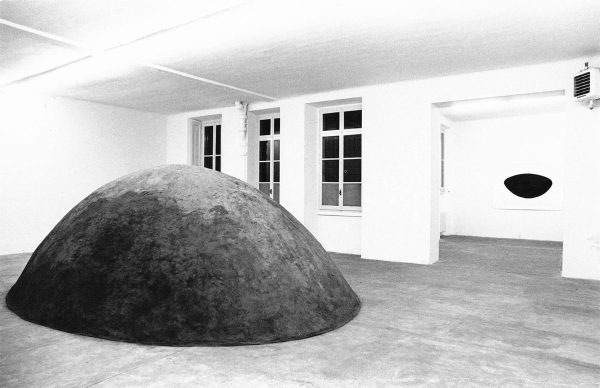 Jene Highstein, Black Mound (Turtle), 1976. Photo credit: Roberto Masotti