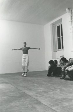 Lucinda Childs, Performance, 1976. Photo credit: Roberto Masotti
