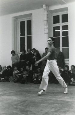 Lucinda Childs, Crosswords, 1976. Photo credit: Roberto Masotti