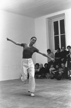 Lucinda Childs, Performance, 1976. Photo credit: Roberto Masotti