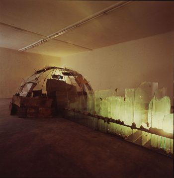 Mario Merz, Igloo. Pietre del selciato e vetri rotti della casa distrutta riattivati per l'arte in una galleria/in un museo, 1977